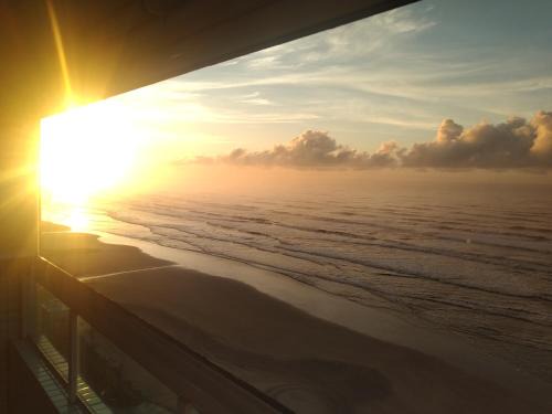 Praia Grande Apartment | Apartamento frente mar pé na areia