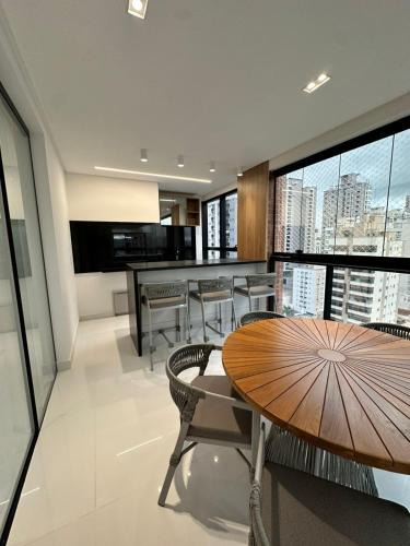 Andorinha Apartment | Apartamento no coração de Meia Praia, com 4 Suítes e 3 vagas de garagem