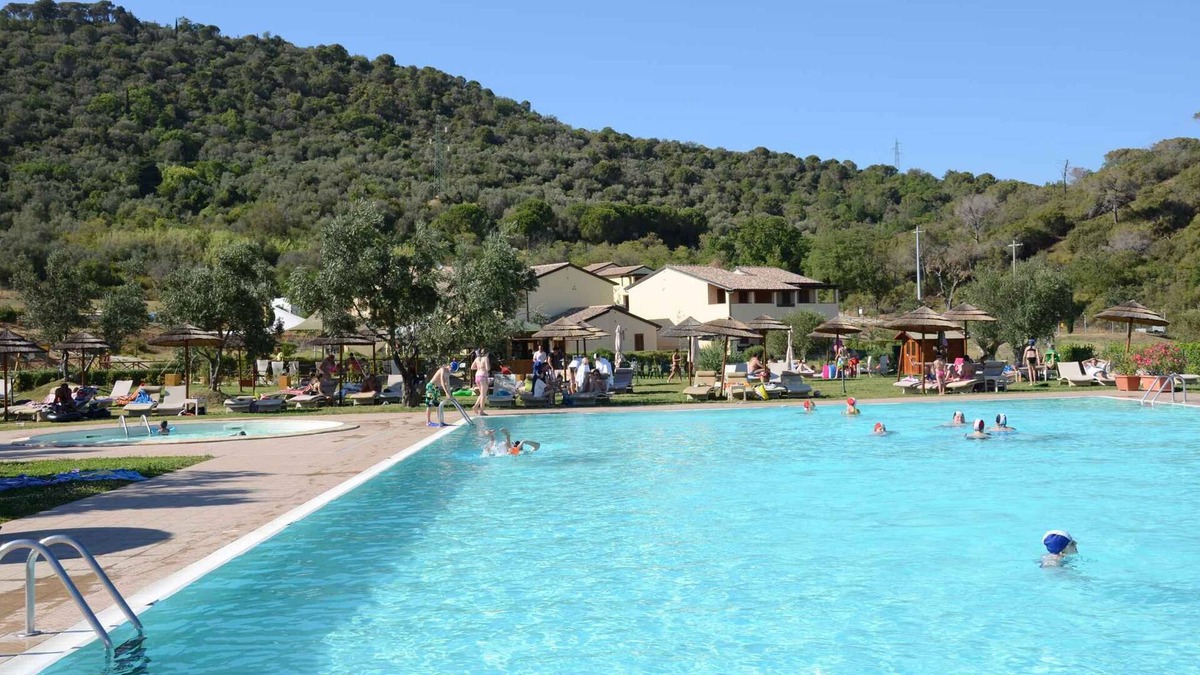 Campiglia Marittima Condo | Apartement mit Klimaanlage und Außenpool