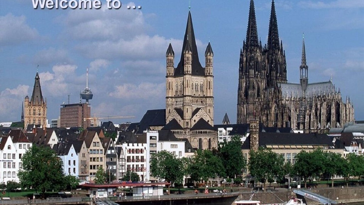 Altstadt-Nord Apartment | Apartes City Apartment with balcony. Direct city center location at the DOM & old town!