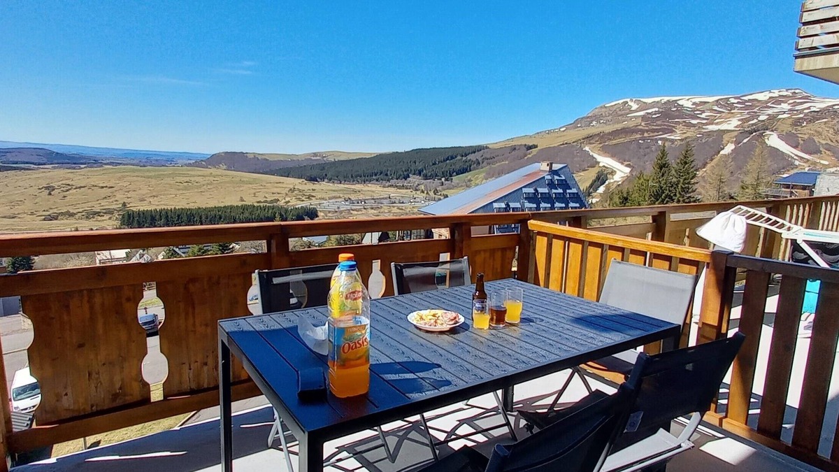 Besse-et-Saint-Anastaise Apartment | Apartment 4/6 pers Located on the heights of Super-Besse
