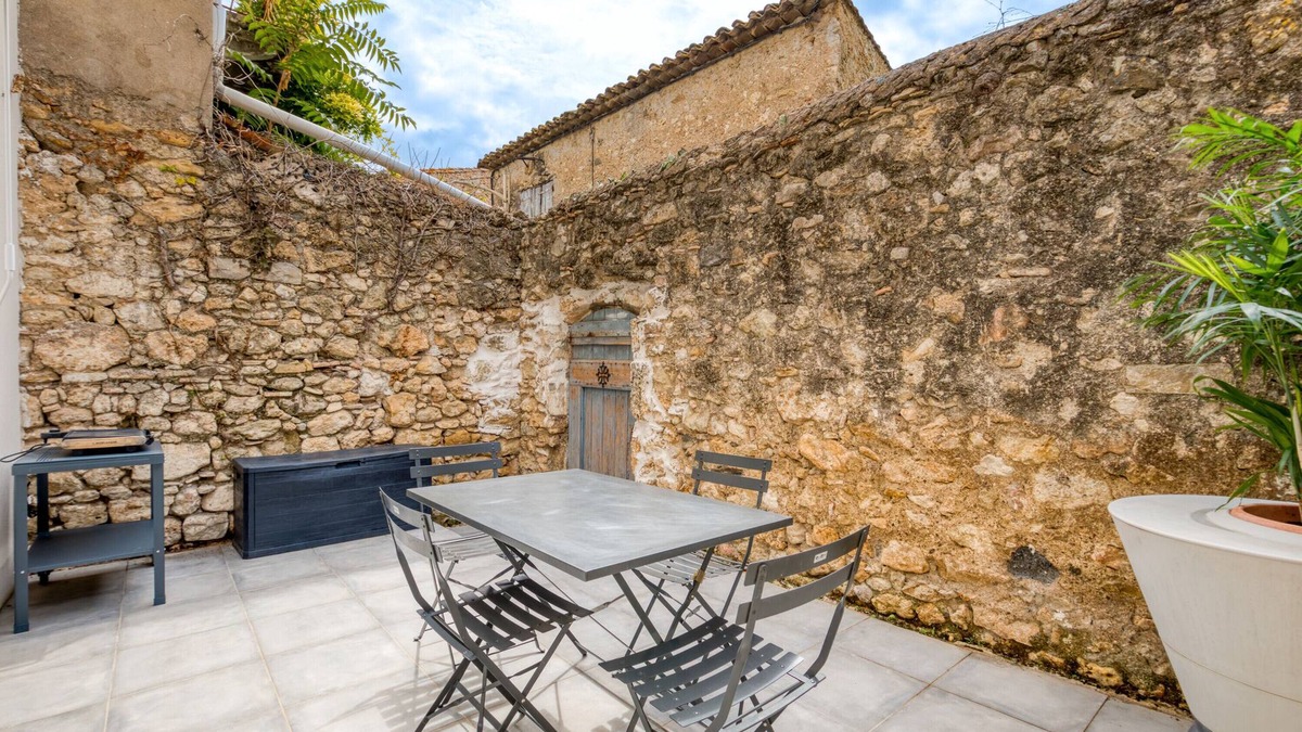 Saint-Genies-de-Fontedit Apartment | Apartment 'Le Poulailler D'alice' with Private Terrace, Wi-Fi and Air Conditioning
