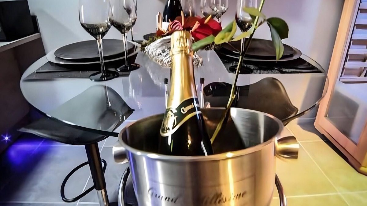 Saint-Julien-sur-Garonne Apartment | Apartment 'Love Room De Luxe Lovalcove'