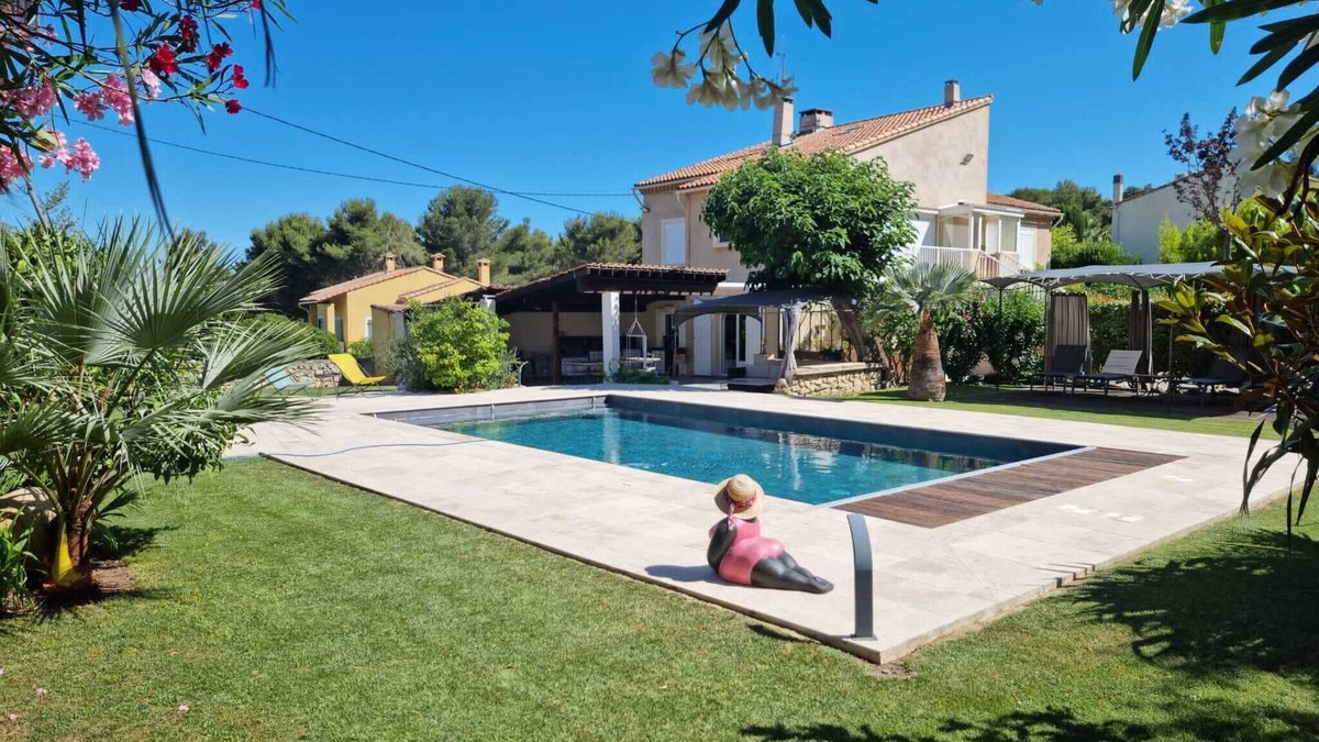 Saint-Mitre-les-Remparts Apartment | Apartment - top of villa, located on 1st floor,