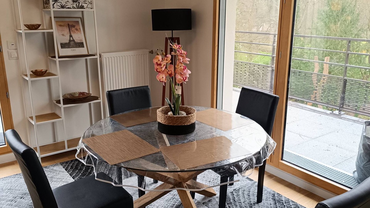 Saint-Remy-les-Chevreuse Apartment | Apartment 'Chez Sibylle Chevreuse Saclay' with Balcony, Wi-Fi and Air Conditioning