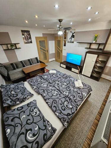 Povazska Bystrica Apartment | APARTMAN WOLF Luxusné priestranné ubytovanie s Výhľadom na hory s Bezplatným Parkovaním Veľkou plochou TV Rýchlym Optickým Internetom Priamo v PB Tichá lokalita Všetko na blízku Vhodné pre Rodinu Skupinu Pracovné cesty aj Turistiku Plne vybavená Kuchyňa
