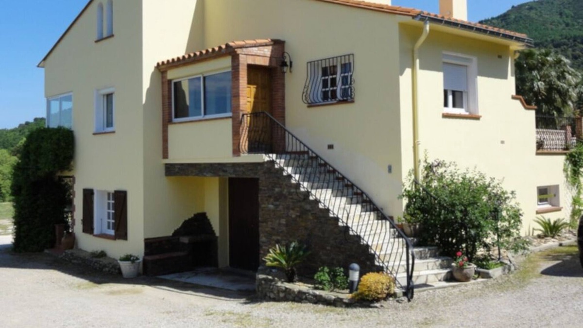 Montesquieu-des-Alberes Apartment | Apartment in the heart of the Albères