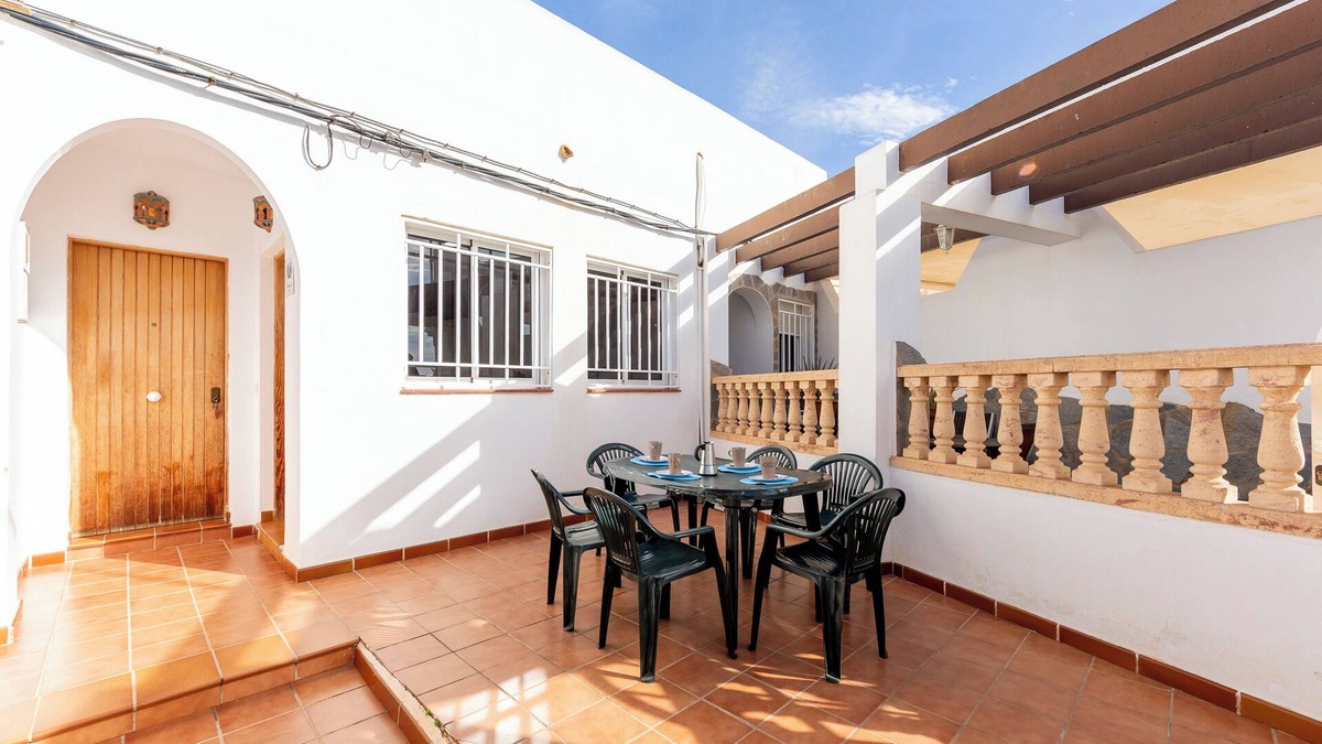 El Pozo de los Frailes Apartment | Apartment 'Maracas 1' with Shared Terrace and Air Conditioning