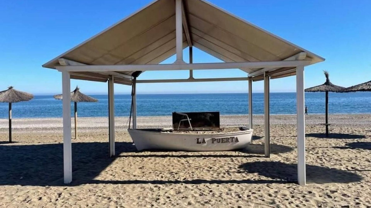 San Luis de Sabinillas Apartment | Apartment 'Sabinillas Front Line Beach' with Shared Pool, Wi-Fi and Air Conditioning