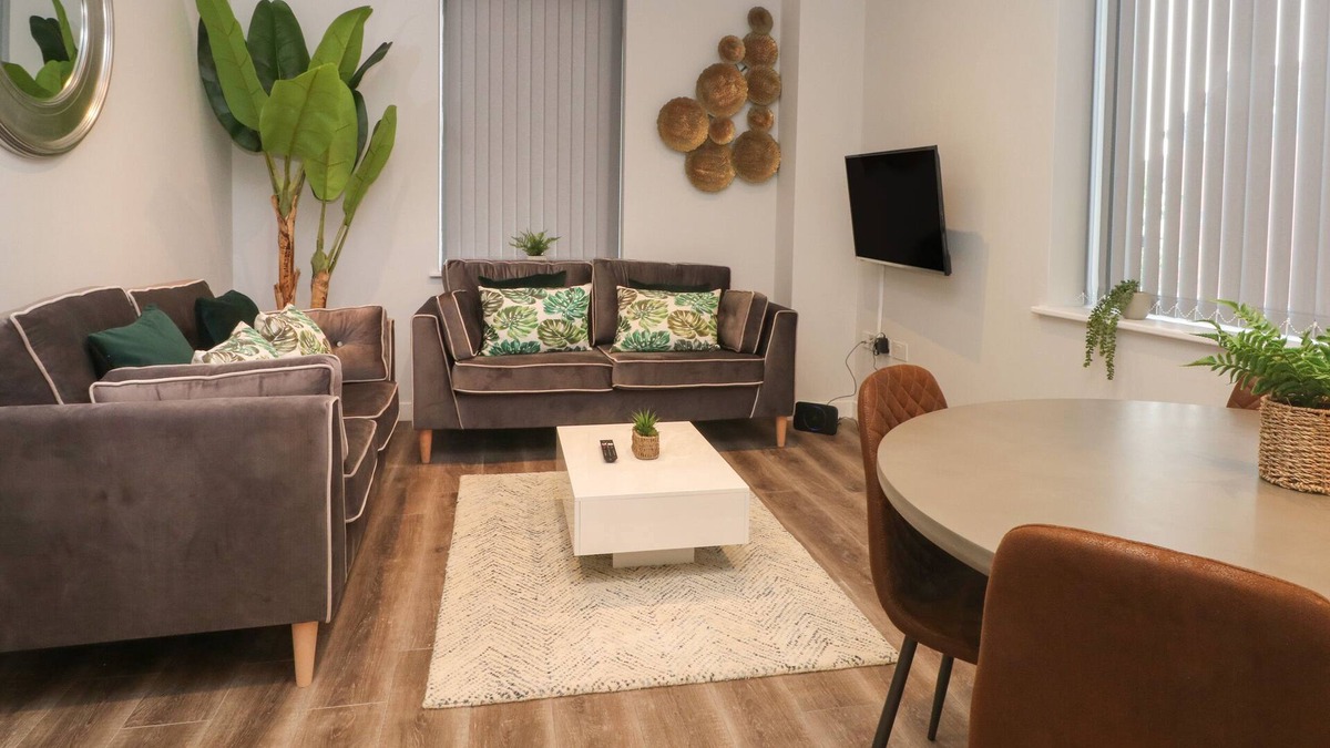 Crosby Apartment | APARTMENT 1 - CROSBY GARDENS, family friendly in Waterloo, Merseyside