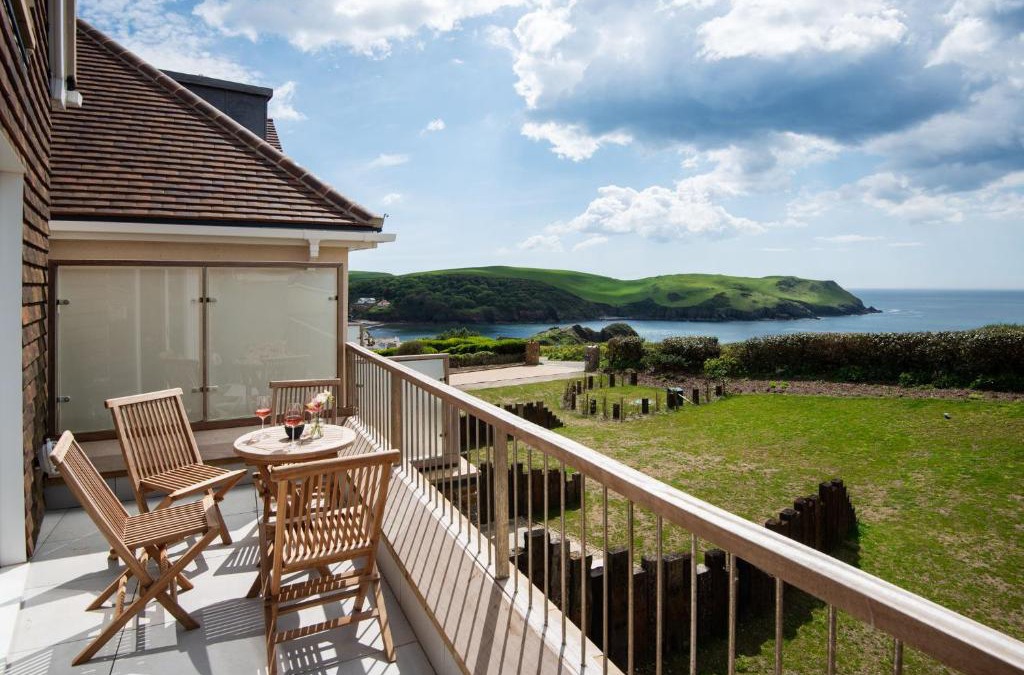 Hope-Cove House | Apartment 13, Willow Cove