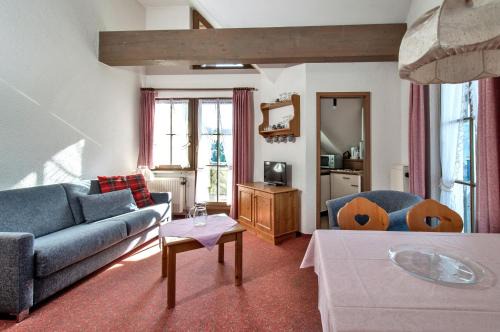 Todtnauberg Apartment | Apartment 15 - Ferienresidenz Roseneck, Galeriewohnung, mit Schwimmbad in Todtnauberg bei Feldberg