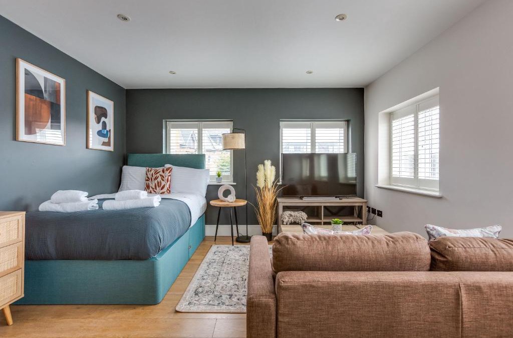Runnymede Apartment | Apartment, 2 rooms , up to 5 guests, free pkg -pkg by Tent serviced Apartments