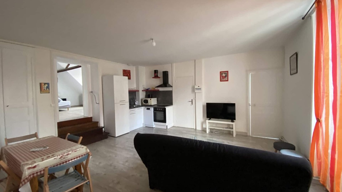La Roche-Posay Apartment | Apartment 200m from Saint Roch Spa with Free Parking and WiFi