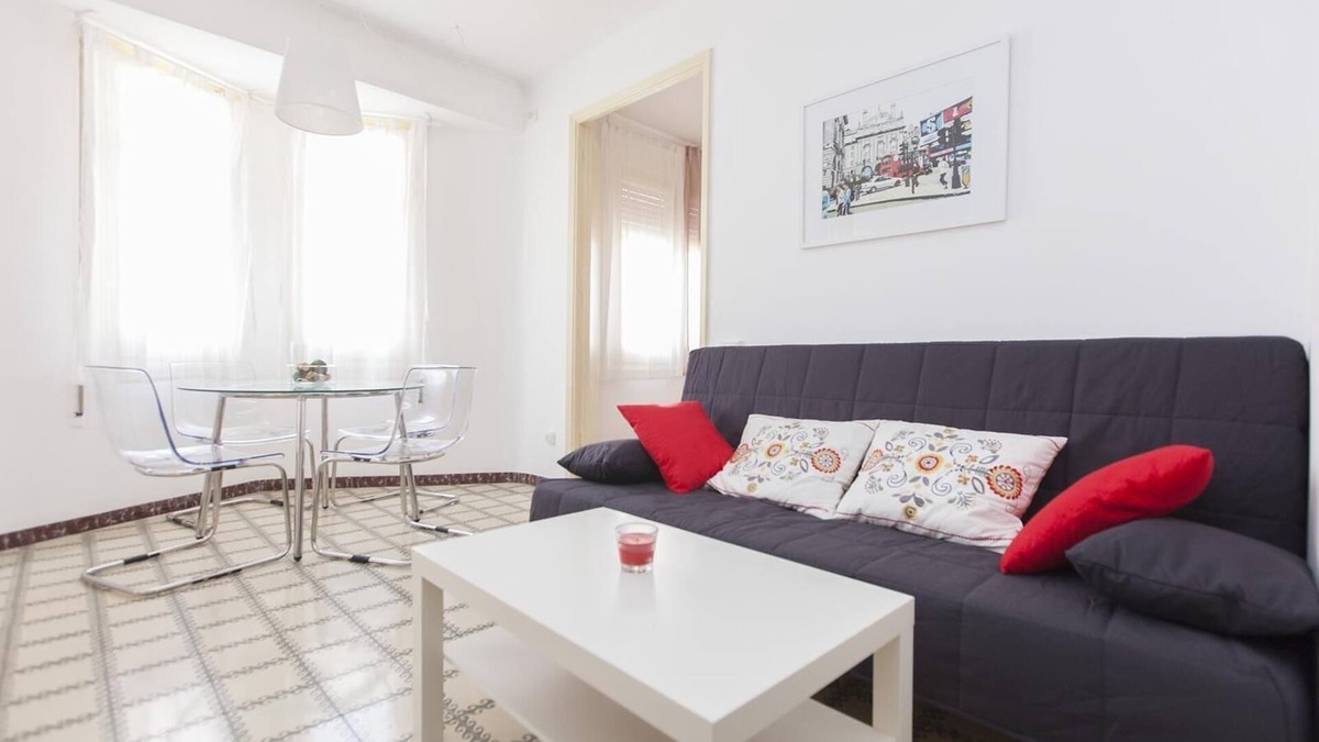 El Poble-sec Apartment | Apartment '3 Bedroom Next To Plaza' with Wi-Fi and Air Conditioning