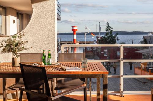 Eckernfoerde Apartment | Apartment 5 - "am Yachthafen 5", Apartmenthaus Hafenspitze, - Blickrichtung offenes MeerStrandpromenade