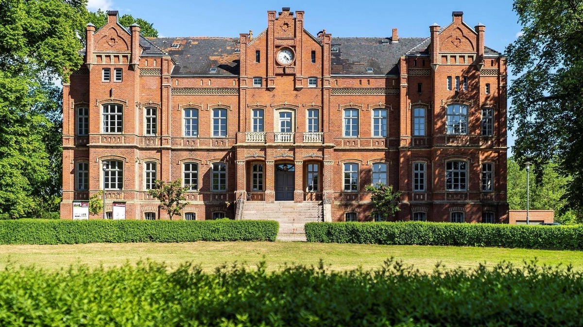 Krakow am See Apartment | Apartment 7 - Park view (2 rooms) - Alt Sammit Castle