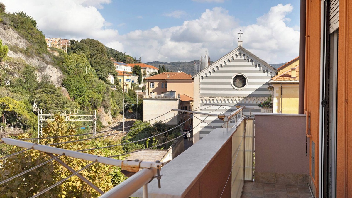 Pietra Ligure Apartment | Apartment "A due passi dal mare" with Mountain View, Balcony & Wi-Fi