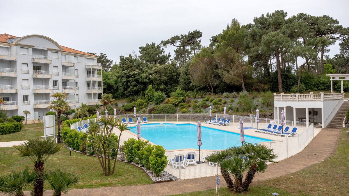 Les Sables d'Olonne Apartment | Apartment 'Appartement Résidence Avec Piscine' with Shared Pool, Balcony