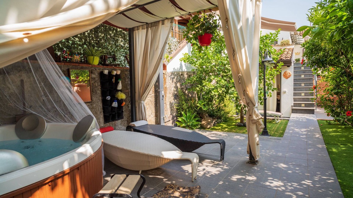 Fiumefreddo di Sicilia Apartment | Apartment 'A Ugghia- Dependance' with Shared Garden, Whirlpool and Air Conditioning