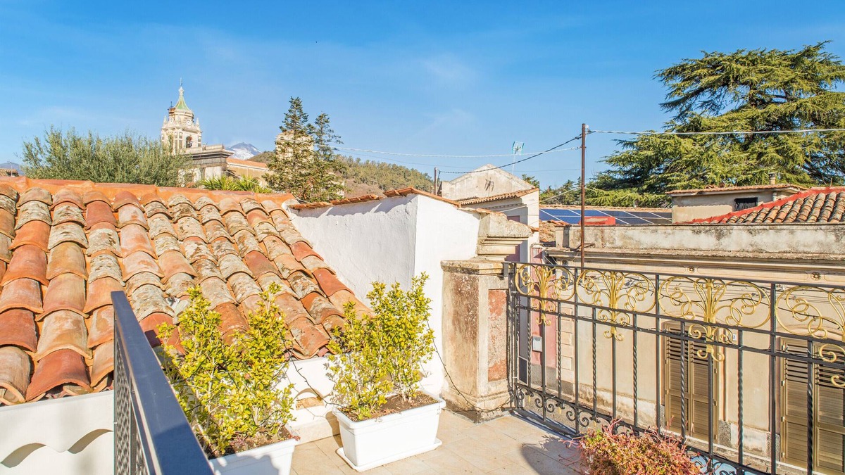 Viagrande House | Apartment "Alba 1" with Shared Terrace & Wi-Fi