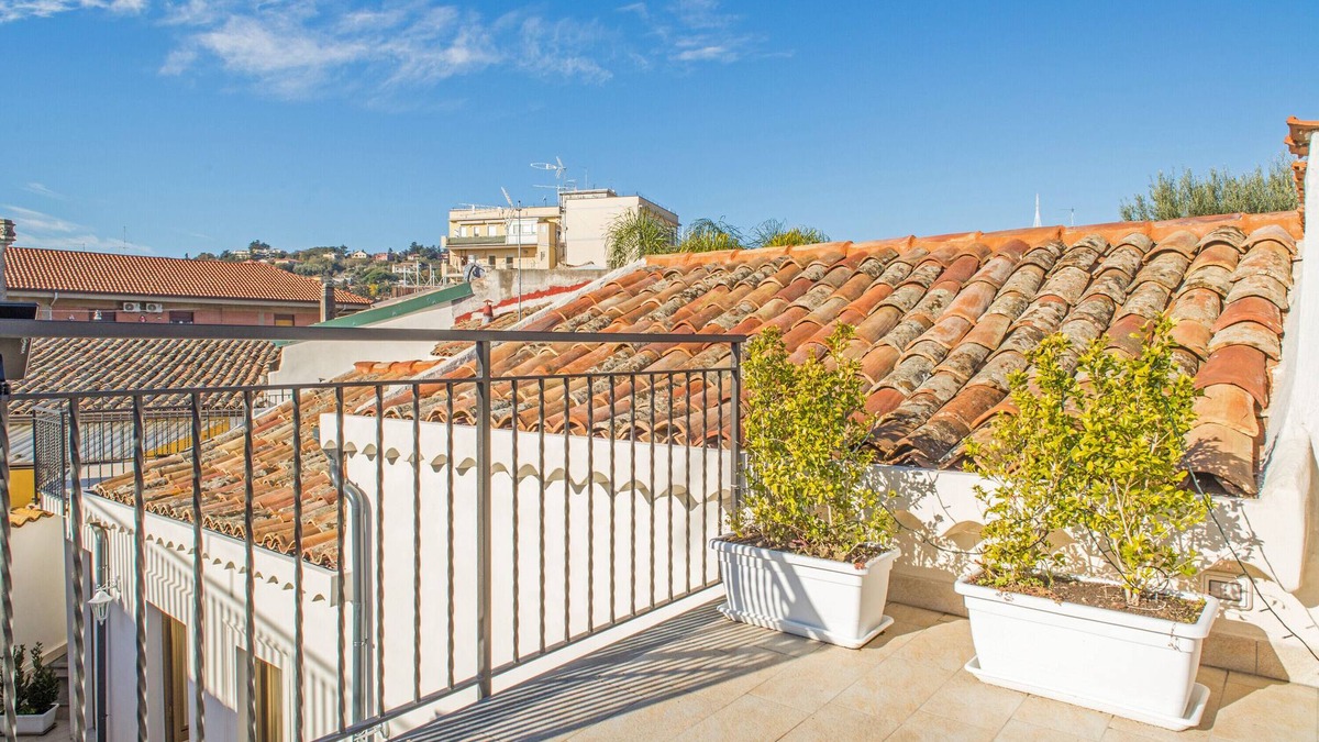 Viagrande House | Apartment "Alba 2" with Shared Terrace & Wi-Fi