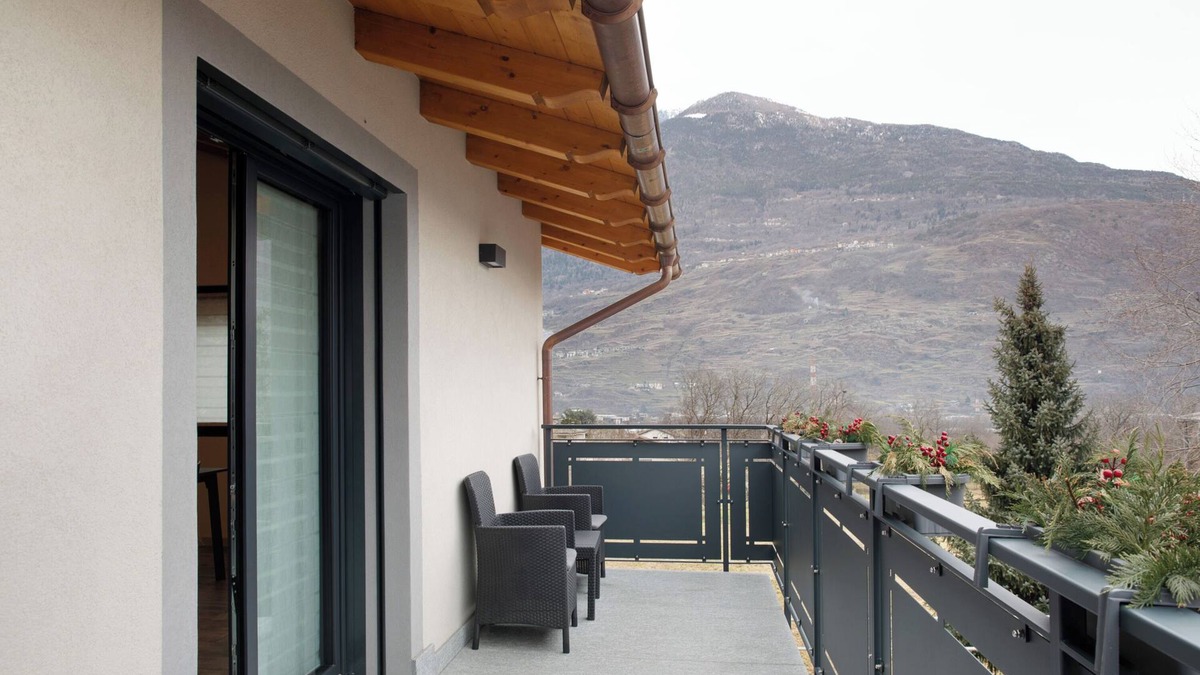 Caiolo Apartment | Apartment 'Alice' with Mountain View, Wi-Fi and Air Conditioning