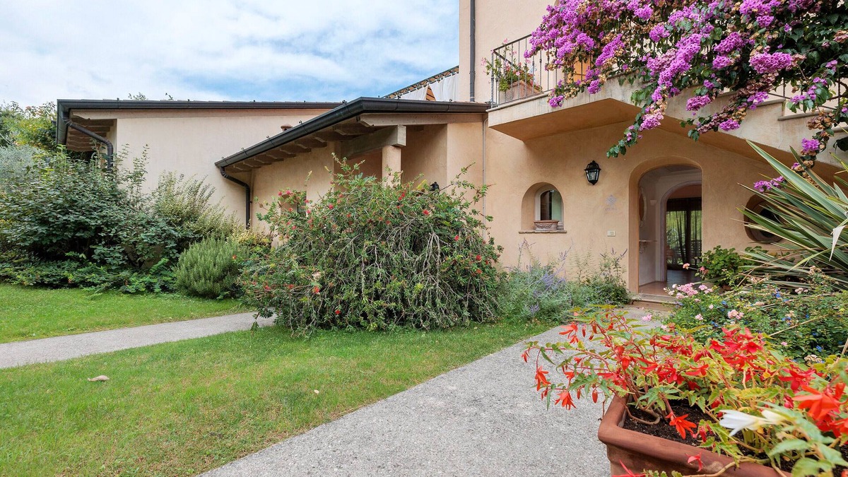Puegnago del Garda Apartment | Apartment 'Ametista' with Shared Pool, Wi-Fi and Air Conditioning