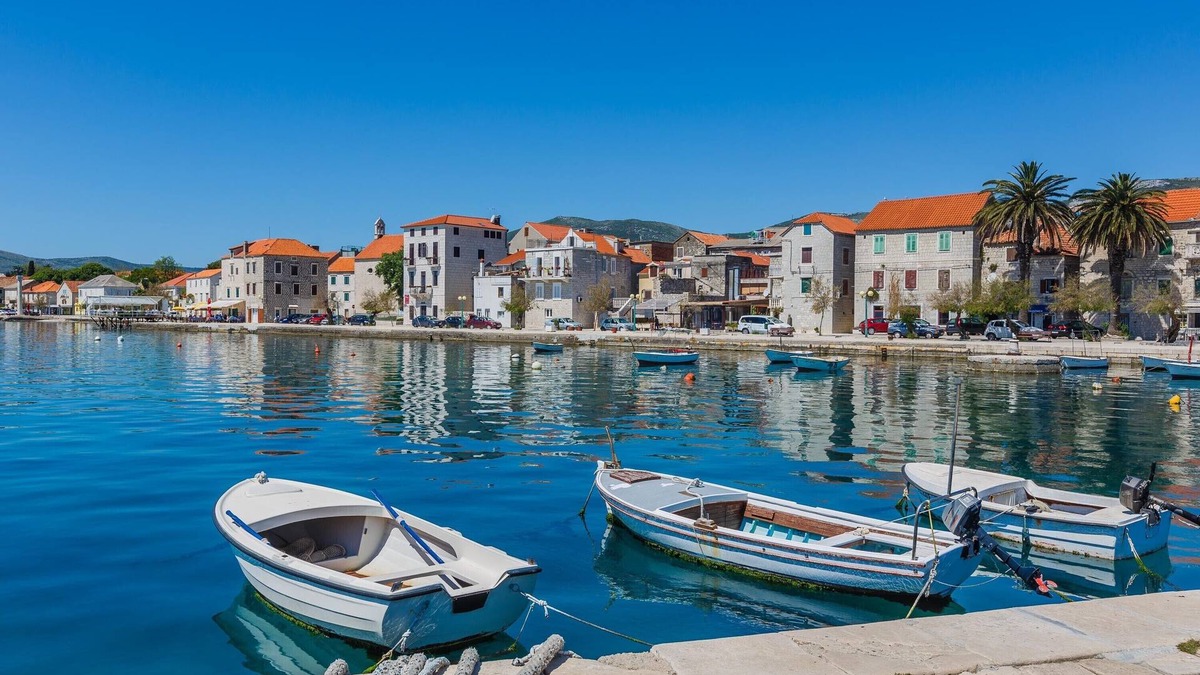 Kastel Stari Apartment | Apartment Antonio, on the Seafront With Garden