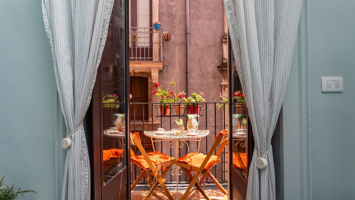 Catania City Centre Apartment | Apartment 'Aparo House One' with Balcony, Wi-Fi and Air Conditioning
