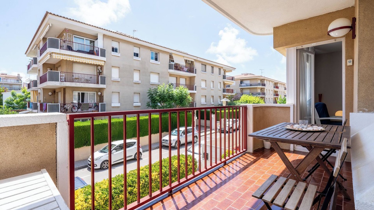 Sant Salvador Apartment | Apartment 'Apartament Platja De Sant Salvador' with Private Terrace, Balcony and Wi-Fi