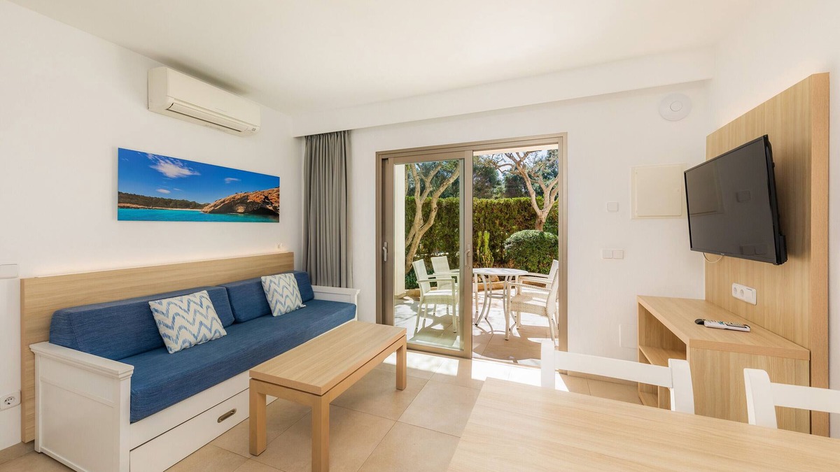 Cala Ferrera Apartment | Apartment 'Apartamento Aquamarina 1' with Shared Pool, Wi-Fi and Air Conditioning
