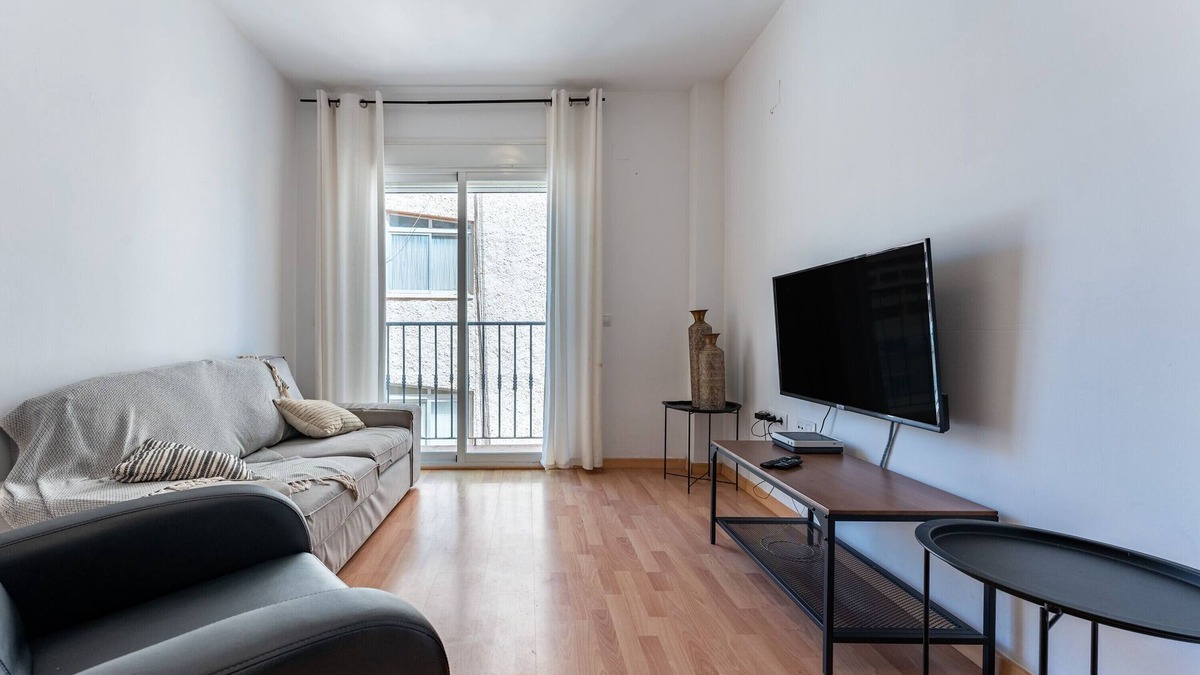 Fuengirola City Centre Apartment | Apartment 'Apartamento Postal' with Balcony, Wi-Fi and Air Conditioning