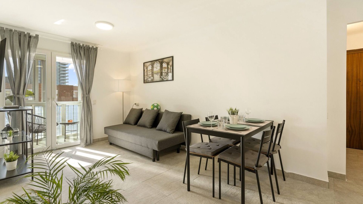 El Besos i el Maresme Apartment | Apartment 'Apartamento Cerca De La Playa' with Balcony, Wi-Fi and Air Conditioning