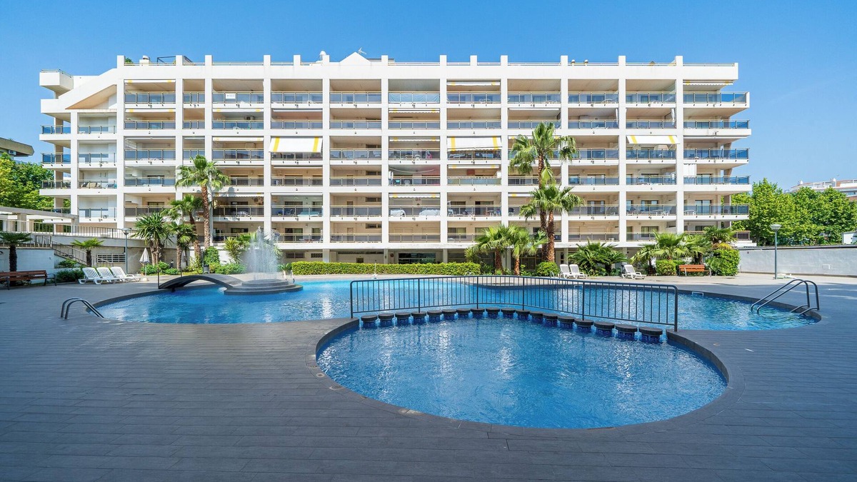 Salou City Centre Apartment | Apartment 'Apartamentos Salou - 112' with Shared Pool, Wi-Fi and Air Conditioning
