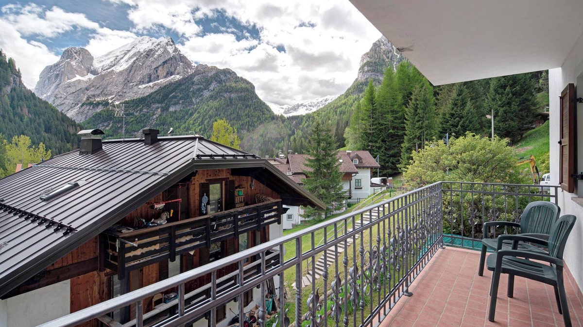 Alba Apartment | Apartment 'App Camilla - Piano Terra' with Mountain View and Balcony
