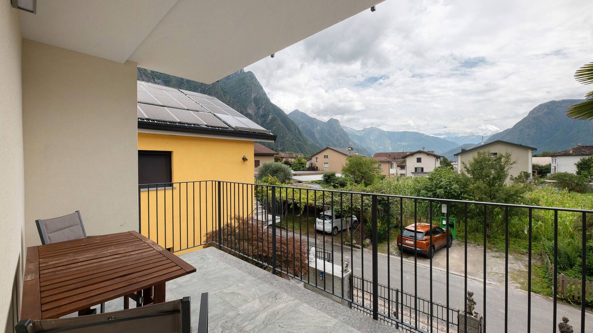 Prata Camportaccio Apartment | Apartment 'Appartamento' with Mountain View, Wi-Fi and Air Conditioning
