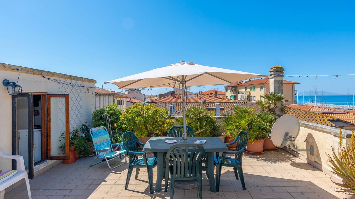 San Vincenzo Apartment | Apartment 'Appartamento Vista Mare' with Sea View, Wi-Fi and Air Conditioning