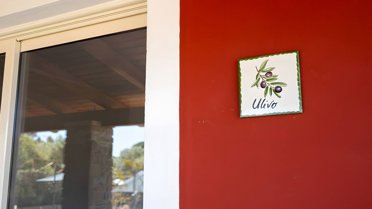 Montecorice Apartment | Apartment 'Appartamento Ulivo Vista Piscina' with Sea View, Wi-Fi and Air Conditioning
