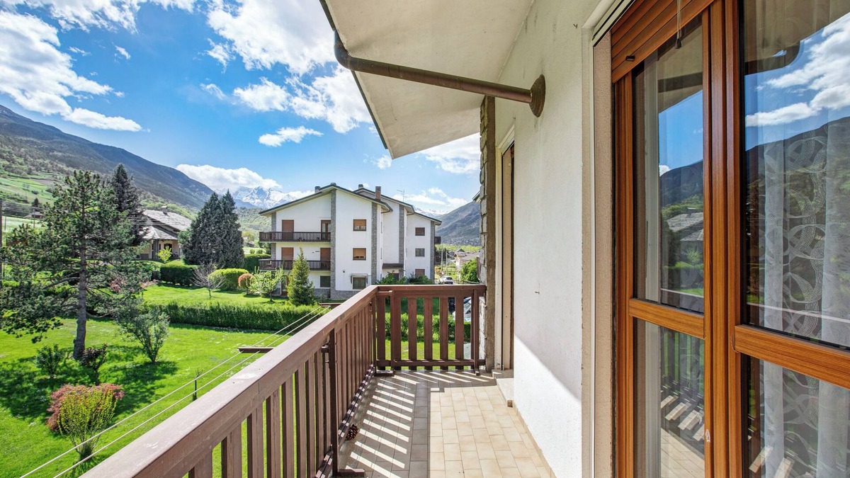 Pont Suaz Apartment | Apartment 'Appartamento Belvedere' with Mountain View, Shared Garden and Balcony