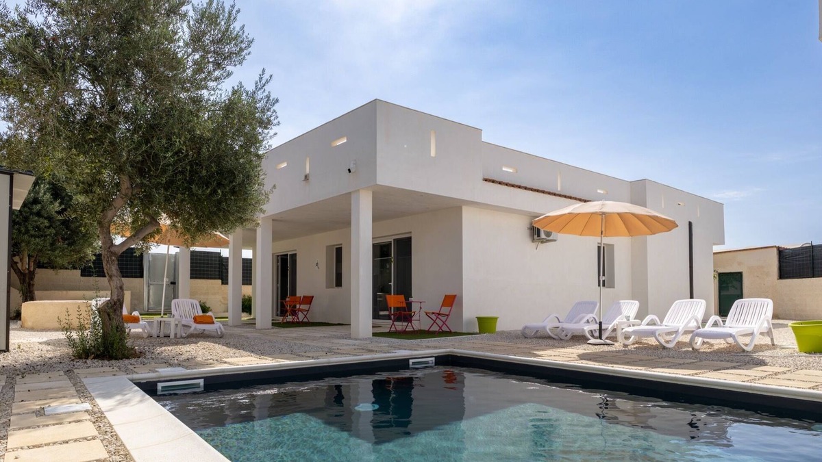 Scoglitti Apartment | Apartment 'Appartamento Melanzana' with Shared Pool, Wi-Fi and Air Conditioning