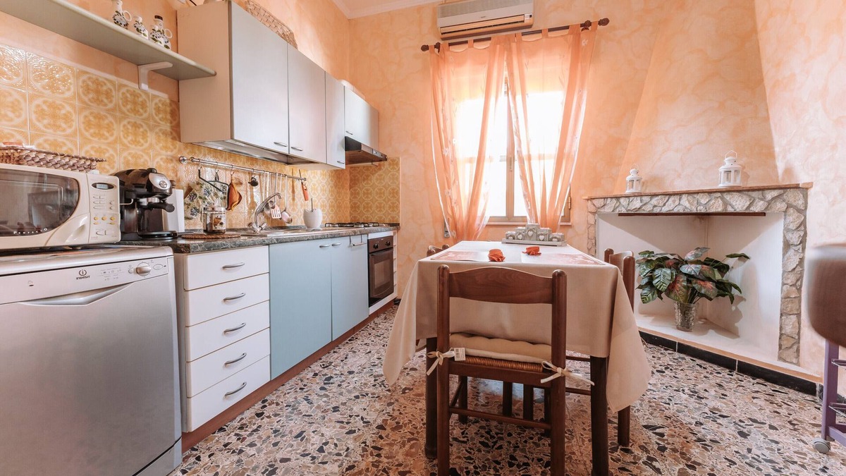 Assemini Apartment | Apartment 'Appartamento Nuragica' with Wi-Fi and Air Conditioning