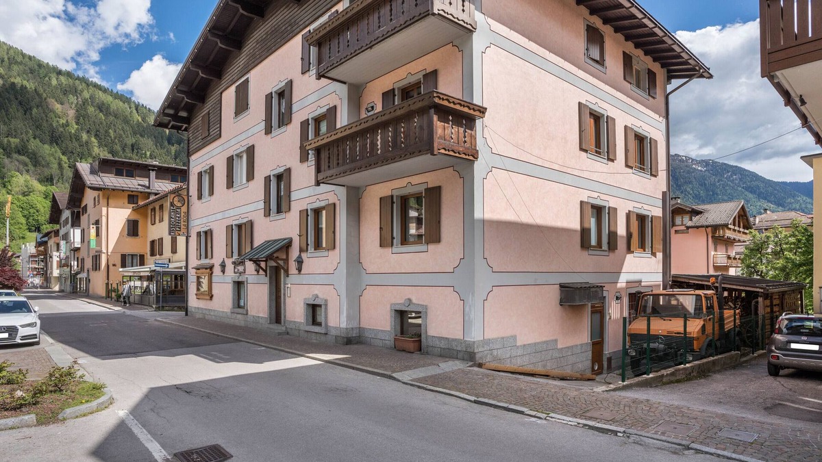 Pinzolo Apartment | Apartment 'Appartamento Yellowstone' with Mountain View, Private Terrace and Wi-Fi