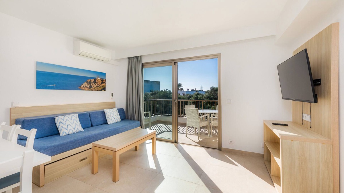 Cala Ferrera Apartment | Apartment 'Aquamarina 8' with Shared Pool, Wi-Fi and Air Conditioning