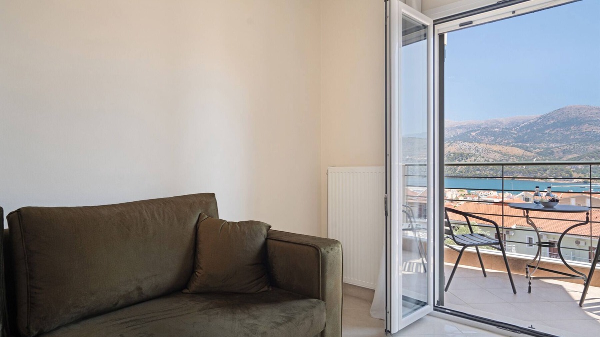 Kefalonia Apartment | Apartment 'Ardavani City 12' with Shared Terrace, Shared Garden and Air Conditioning
