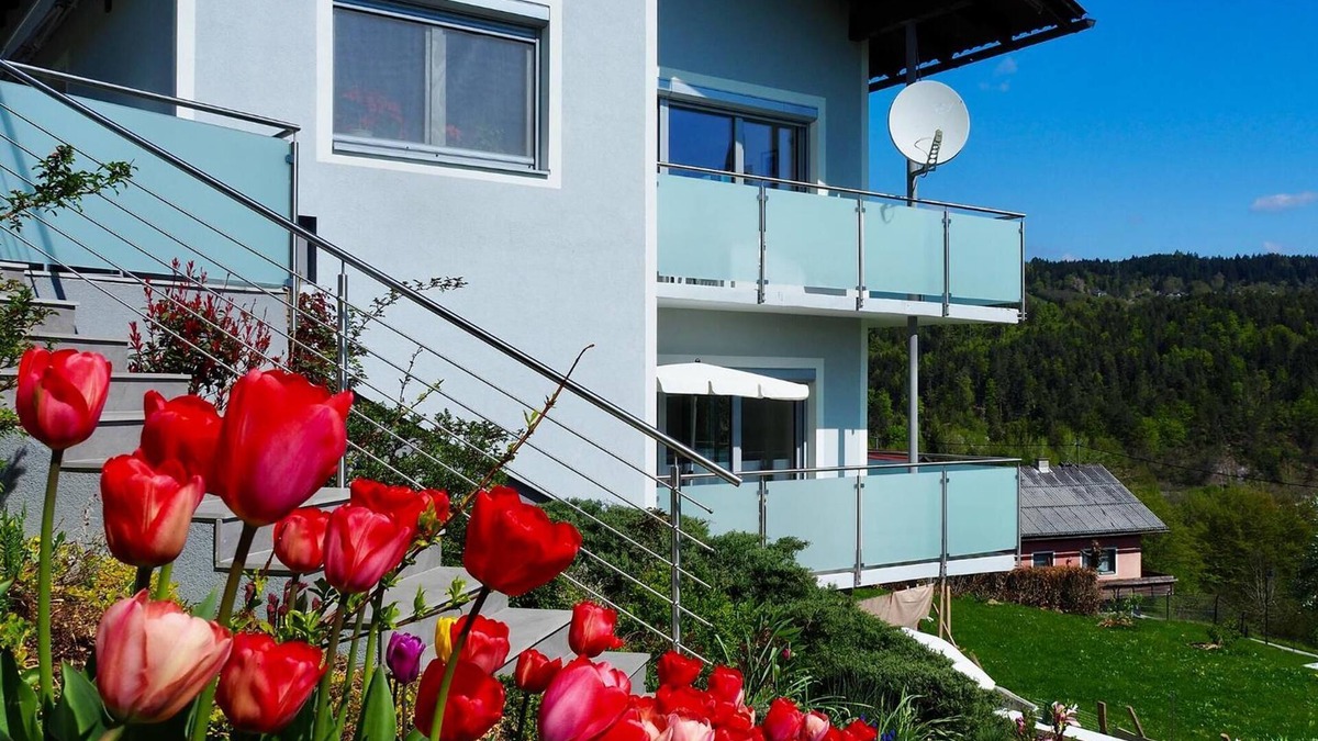 Velden am Worther See Apartment | Apartment 'Ferienwohnung Margarethe' with Lake View, Private Terrace and Wi-Fi