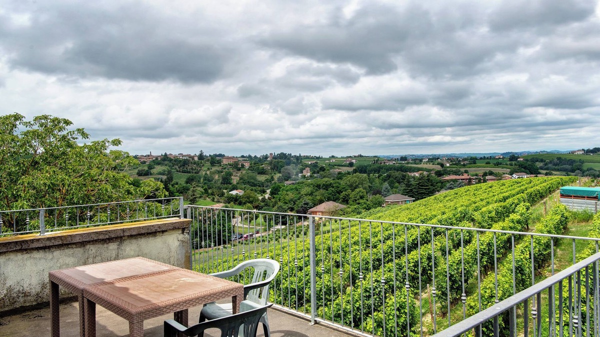 Costigliole d'Asti Apartment | Apartment 'Barbera' with Mountain View, Shared Pool and Wi-Fi