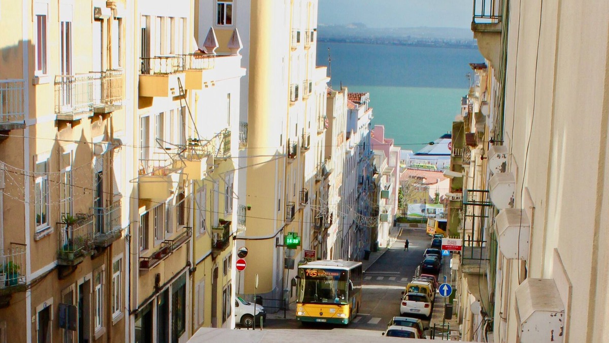 Santa Engracia Apartment | Apartment Balcony and River View in Alfama