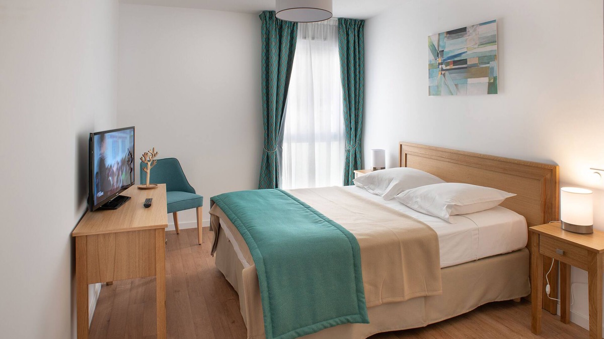 Beziers City Centre Apartment | Apartment-Bathroom and shower-T2