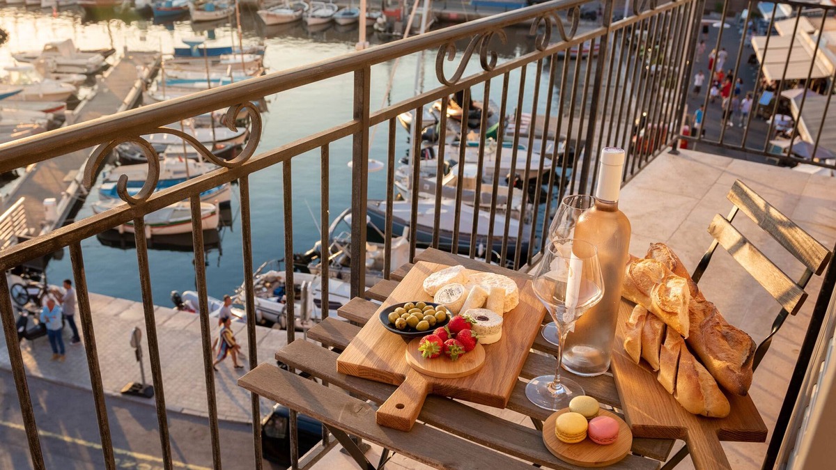 Old Town Apartment | Apartment Bellevue with balcony on the port of Saint-Tropez